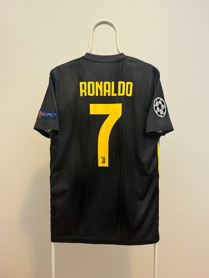 Cristiano Ronaldo - Juventus FC 2018/19. Str Medium