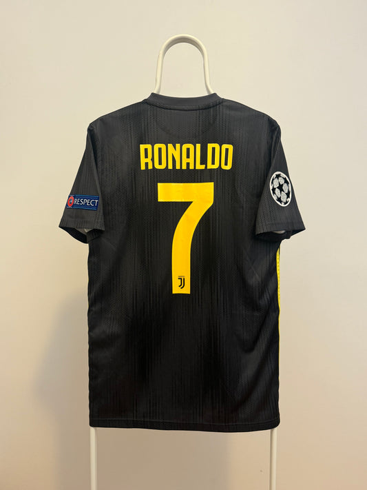 Cristiano Ronaldo - Juventus FC 2018/19. Str Medium